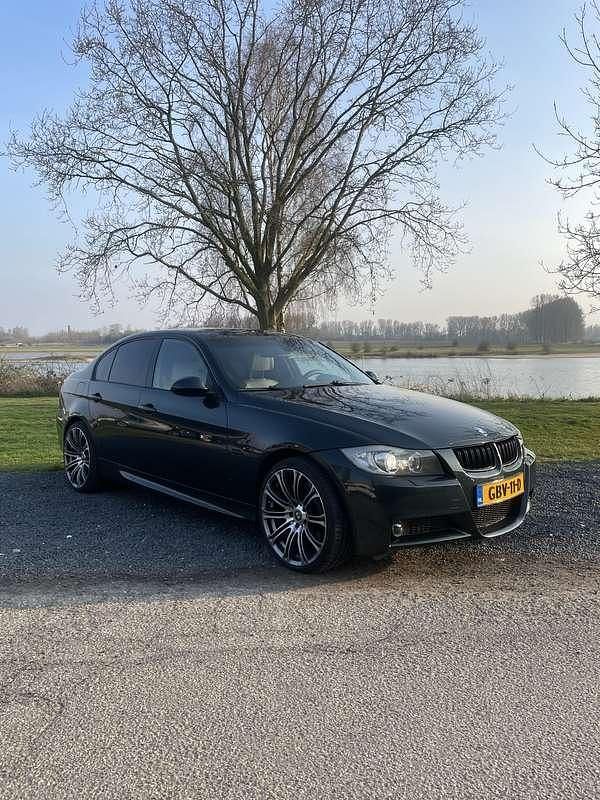 Groen Gebruikt 2007 BMW 330 Executive Sedan | € 13.000 (Eerlijke prijs) - Afbeelding 1/4