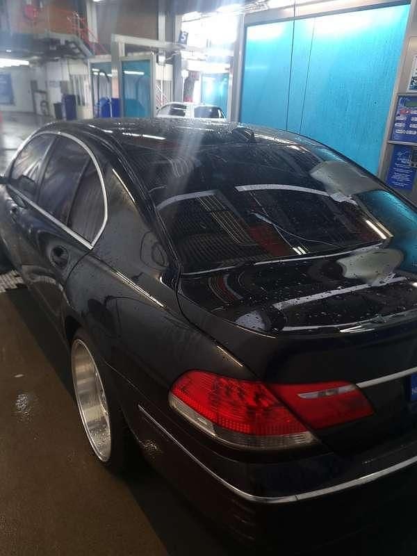 Zwart Occasion 2005 BMW 750 Sedan | € 9.250 (Eerlijke prijs) - Afbeelding 1/4