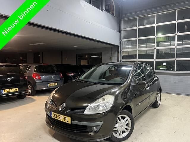 Bruin Gebruikt 2006 Renault Clio II Dynamique Hatchback | € 1.799 (Eerlijke prijs) - Afbeelding 1/4