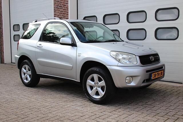 Grijs, metallic lak Gebruikt 2003 Toyota RAV4 Terra SUV | € 6.495 (Eerlijke prijs) - Afbeelding 1/4