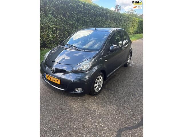 Grijs Gebruikt 2010 Toyota Aygo Comfort Hatchback | € 2.999 (Eerlijke prijs) - Afbeelding 1/4