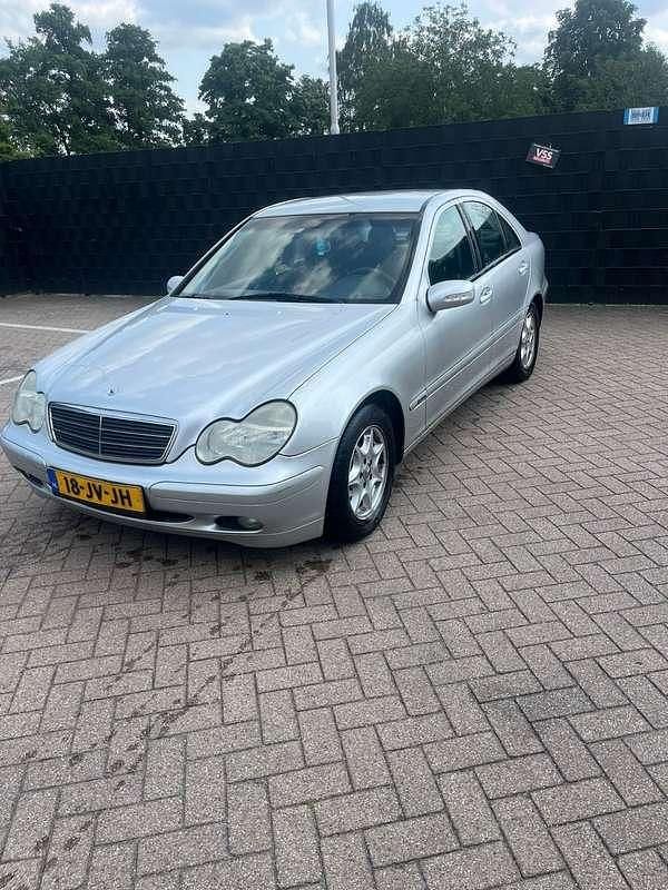 Grijs Gebruikt 2002 Mercedes C180 Elegance Sedan | € 1.950 (Goede deal) - Afbeelding 1/4