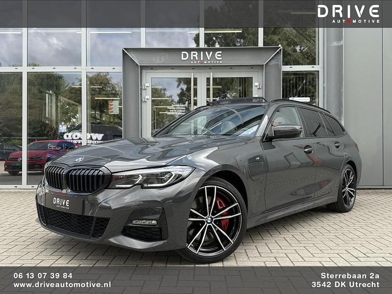 Grijs Gebruikt 2021 BMW 330 Efficient Dynamics Stationwagen | € 32.500 (Iets duurder) - Afbeelding 1/4
