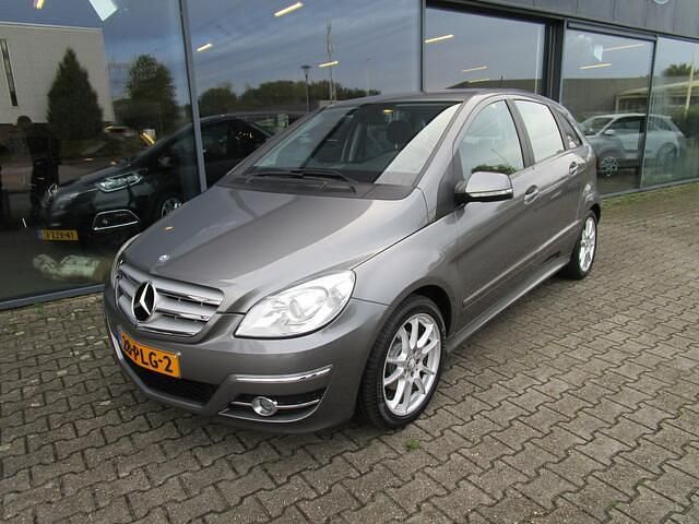 Grijs Gebruikt 2011 Mercedes B180 Business MPV | € 7.750 (Eerlijke prijs) - Afbeelding 1/4