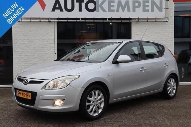 Grijs, metallic lak Gebruikt 2007 Hyundai i30 Dynamiq Hatchback | € 3.750 (Eerlijke prijs) - Afbeelding 1/4