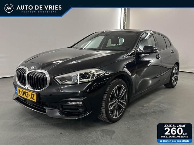 Zwart (metallic) Occasion 2021 BMW 118 Executive Hatchback | € 19.450 (Goede deal) - Afbeelding 1/3
