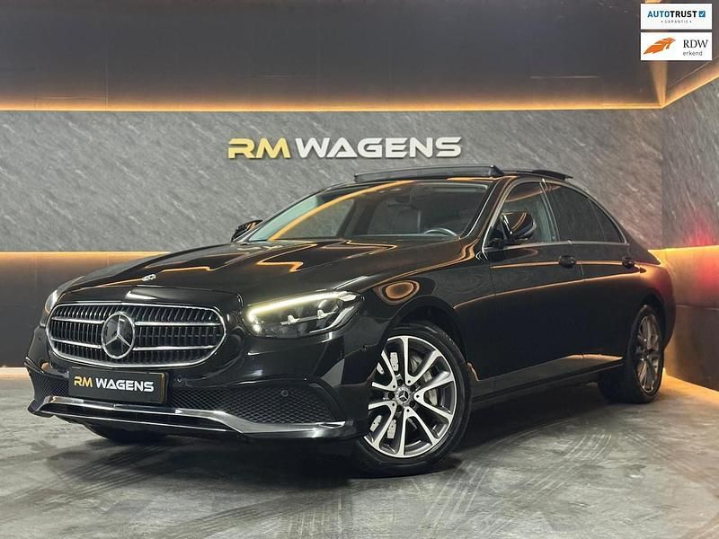 Zwart Occasion 2022 Mercedes E300 AMG line Sedan | € 46.950 (Super prijs) - Afbeelding 1/4