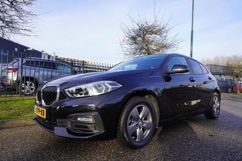 Zwart Occasion 2021 BMW 116 Hatchback | € 19.945 (Super prijs) - Afbeelding 1/4