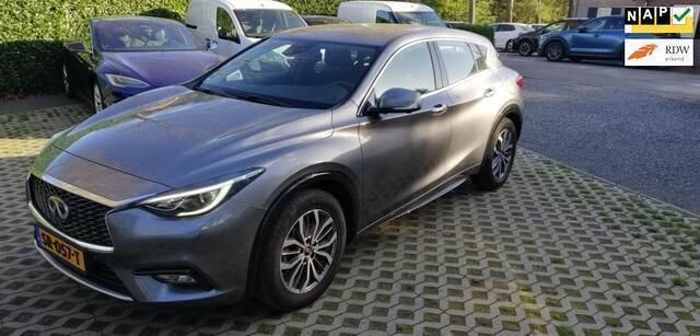 Grijs Gebruikt 2018 Infiniti Q30 Business Hatchback | € 15.750 - Afbeelding 1/4