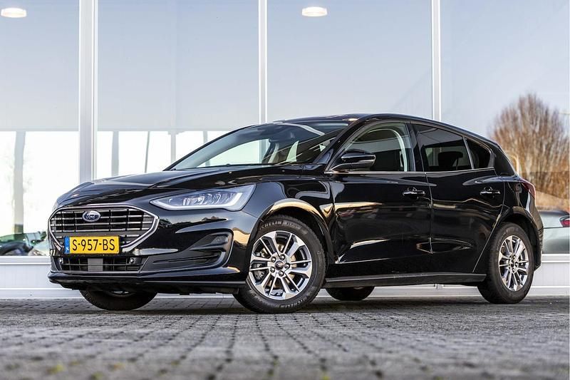 Zwart (metallic) Occasion 2023 Ford Focus Titanium Hatchback | € 19.390 (Super prijs) - Afbeelding 1/4