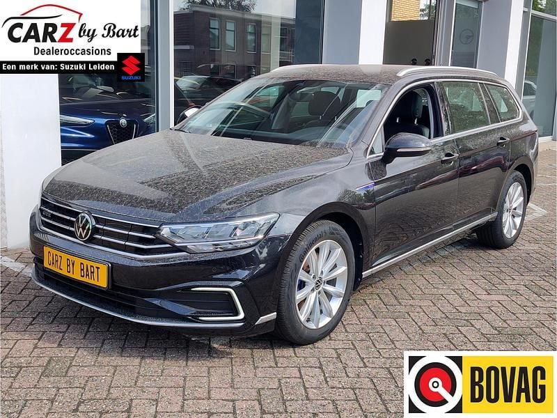 Zwart Gebruikt 2021 VW Passat Business Stationwagen | € 24.945 (Goede deal) - Afbeelding 1/4