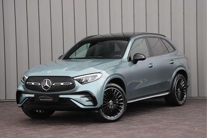 Groen (metallic) Occasion 2025 Mercedes GLC300e AMG SUV | € 71.500 (Eerlijke prijs) - Afbeelding 1/4