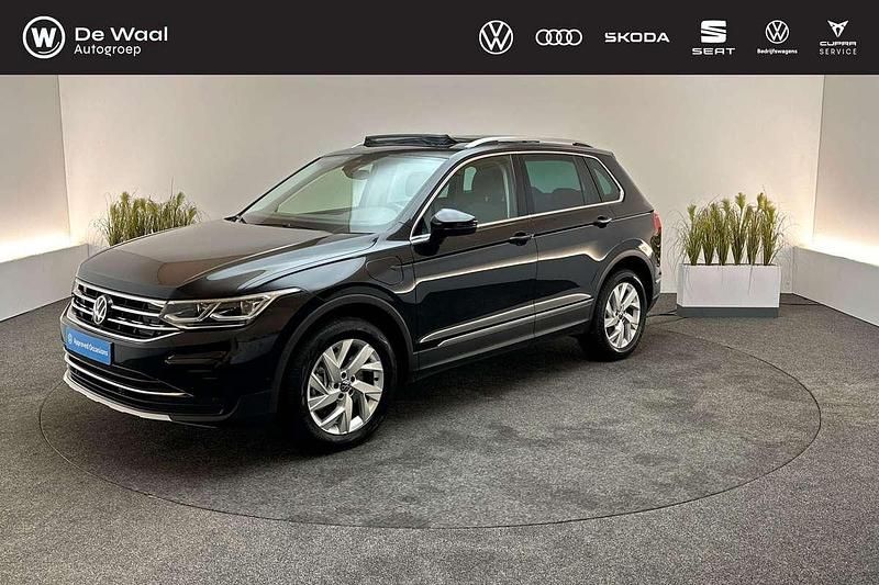 Zwart Gebruikt 2023 VW Tiguan Elegance SUV | € 35.695 (Eerlijke prijs) - Afbeelding 1/3