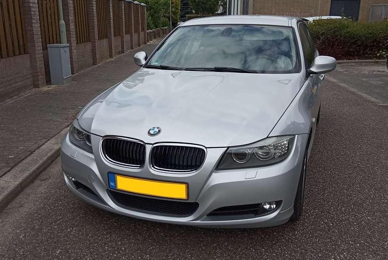 Grijs Gebruikt 2011 BMW 318 Sedan | € 7.500 (Iets duurder) - Afbeelding 1/4