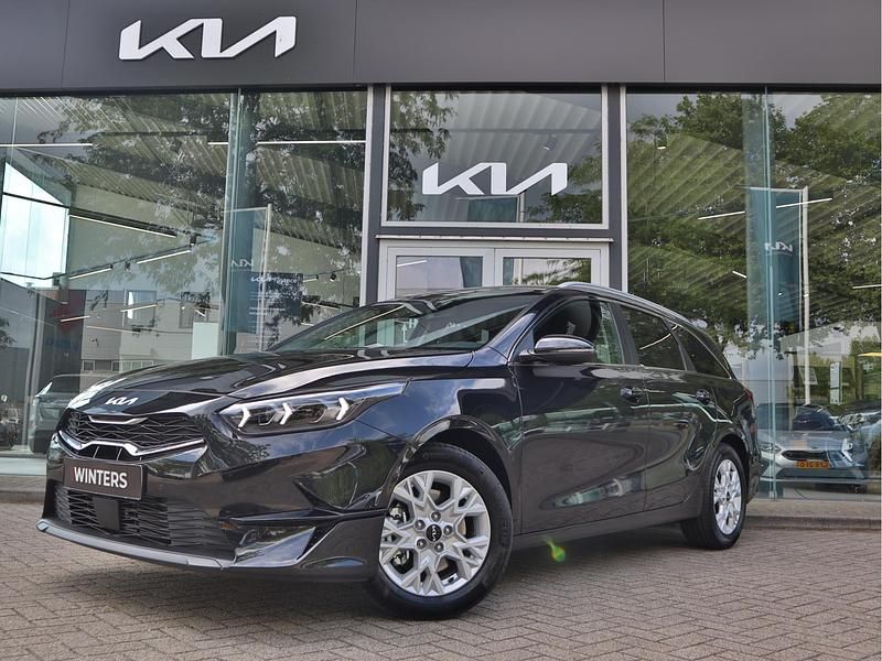 Zwart Nieuw 2025 Kia Ceed Stationwagen | € 33.445 (Goede deal) - Afbeelding 1/4
