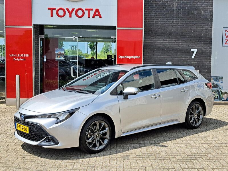 Grijs Gebruikt 2023 Toyota Corolla Hybrid Stationwagen | € 26.400 - Afbeelding 1/4
