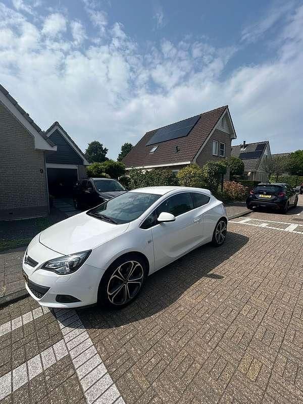 Wit Gebruikt 2015 Opel Astra Design Edition Hatchback | € 7.500 (Goede deal) - Afbeelding 1/4