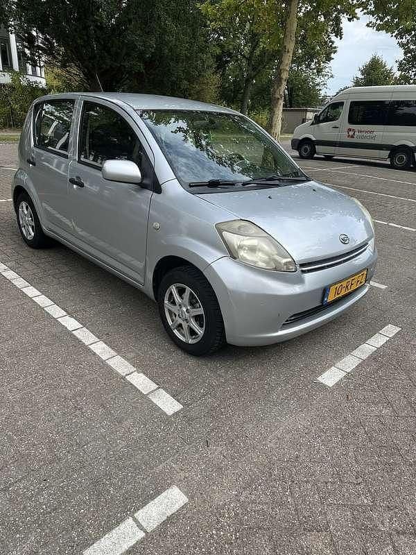 Grijs Gebruikt 2005 Daihatsu Sirion Hatchback | € 3.200 (Goede deal) - Afbeelding 1/4