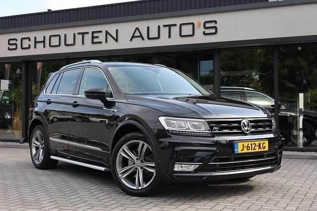 Zwart (metallic) Occasion 2016 VW Tiguan Highline SUV | € 21.950 - Afbeelding 1/4