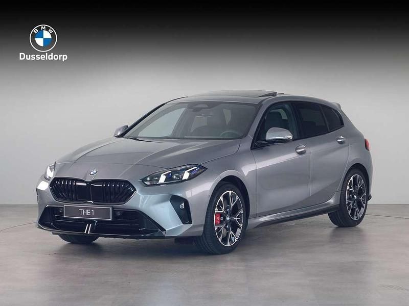 Grijs Nieuw 2025 BMW 120 Hatchback | € 53.855 (Eerlijke prijs) - Afbeelding 1/4