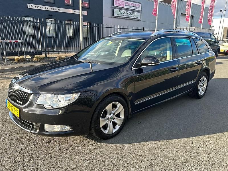 Zwart Gebruikt 2012 Skoda Superb Business Line Stationwagen | € 4.250 (Eerlijke prijs) - Afbeelding 1/4