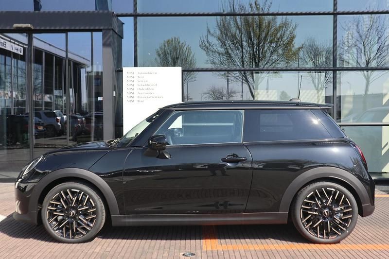 Occasion Mini Cooper S Favoured 204 PK (150 kW) 2025 Zwart Hatchback