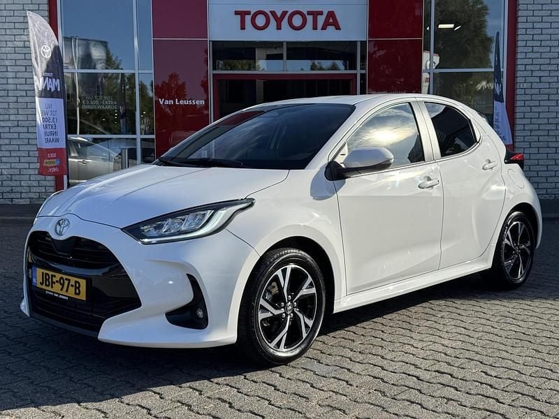 Wit Gebruikt 2024 Toyota Yaris Hybrid Hatchback | € 23.640 (Eerlijke prijs) - Afbeelding 1/4