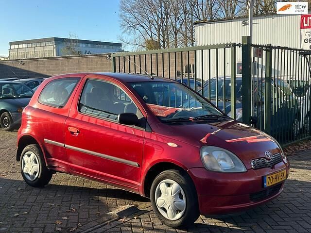 Rood Gebruikt 2002 Toyota Yaris Sol Hatchback | € 999 (Goede deal) - Afbeelding 1/4
