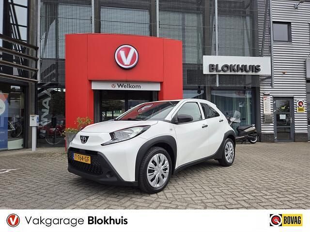 Wit Occasion 2023 Toyota Aygo X Play SUV | € 15.445 (Eerlijke prijs) - Afbeelding 1/4