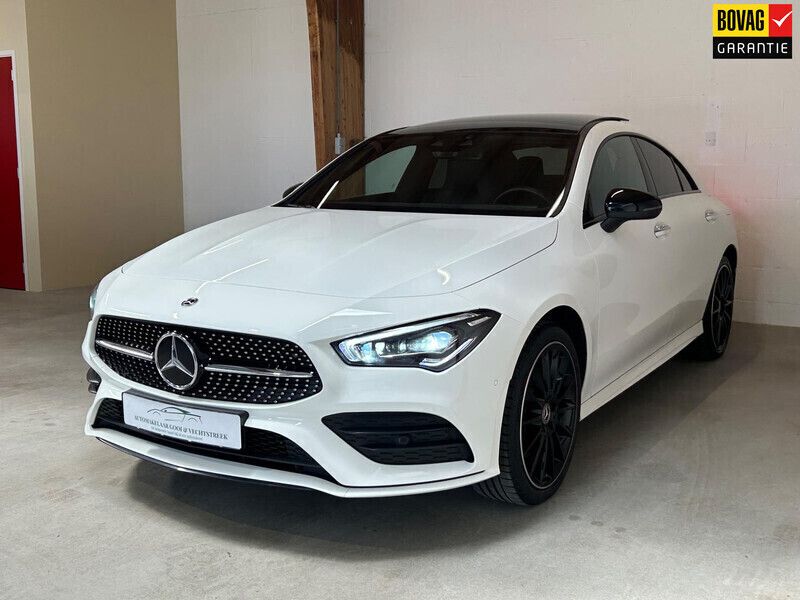 Wit, metallic lak Gebruikt 2022 Mercedes CLA250e AMG line Sedan | € 36.995 (Eerlijke prijs) - Afbeelding 1/4
