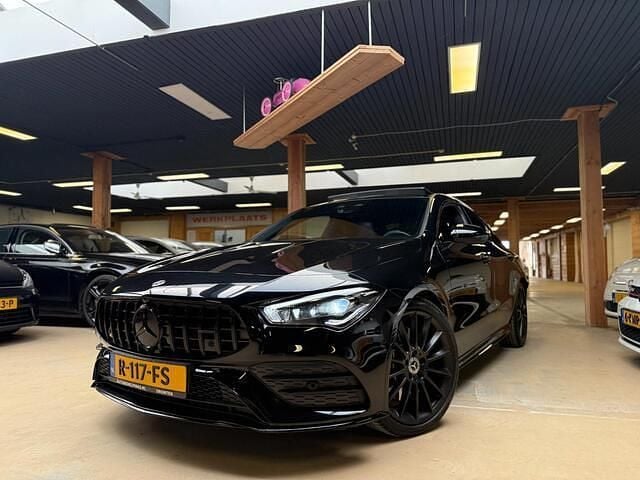 Zwart Gebruikt 2019 Mercedes CLA250 AMG Sedan | € 33.950 (Eerlijke prijs) - Afbeelding 1/4