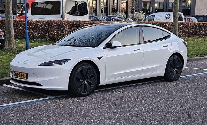 Wit Gebruikt 2024 Tesla Model 3 Sedan | € 34.995 (Eerlijke prijs) - Afbeelding 1/4