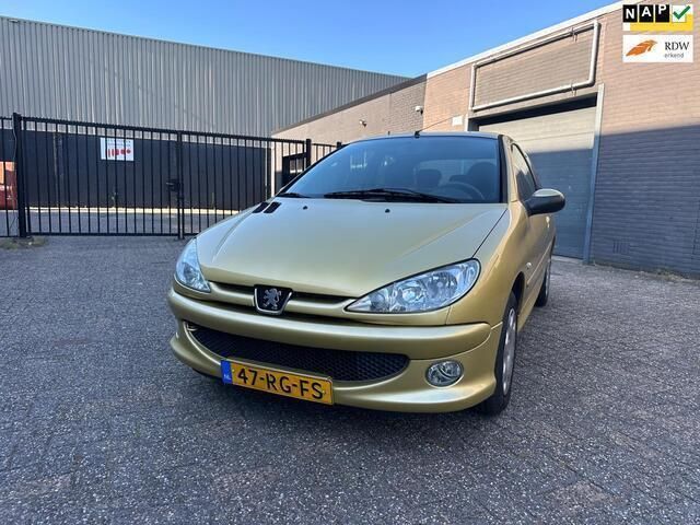 Geel Gebruikt 2005 Peugeot 206 Hatchback | € 1.749 (Eerlijke prijs) - Afbeelding 1/4