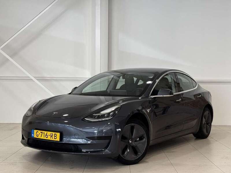 Grijs, metallic lak Gebruikt 2019 Tesla Model 3 Standard Range Sedan | € 16.944 (Eerlijke prijs) - Afbeelding 1/4