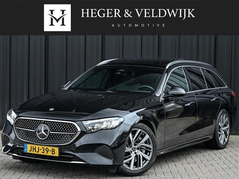 Zwart Occasion 2024 Mercedes E300 Exclusive Stationwagen | € 53.650 (Super prijs) - Afbeelding 1/4