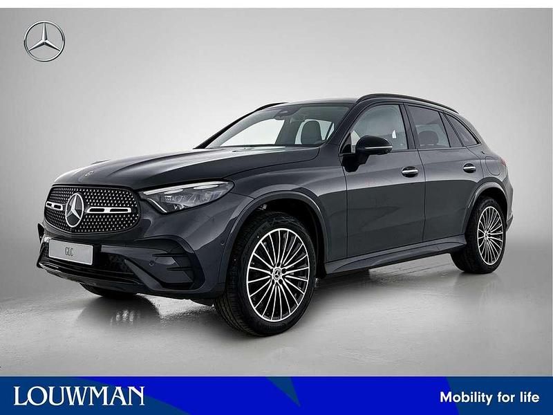 Grijs Nieuw 2025 Mercedes GLC300e Sport Edition SUV | € 80.435 (Eerlijke prijs) - Afbeelding 1/4