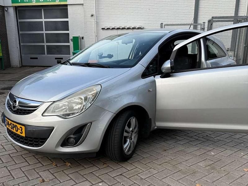Grijs Gebruikt 2011 Opel Corsa Cosmo MPV | € 1.599 (Eerlijke prijs) - Afbeelding 1/4