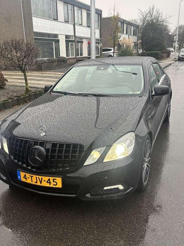 Zwart Occasion 2009 Mercedes E200 Avantgarde Sedan | € 9.500 (Duur) - Afbeelding 1/4