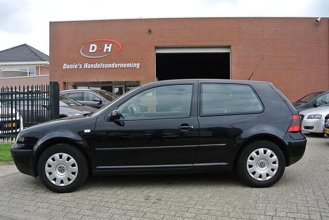 Zwart Gebruikt 2001 VW Golf IV Trendline Hatchback | € 899 (Goede deal) - Afbeelding 1/4