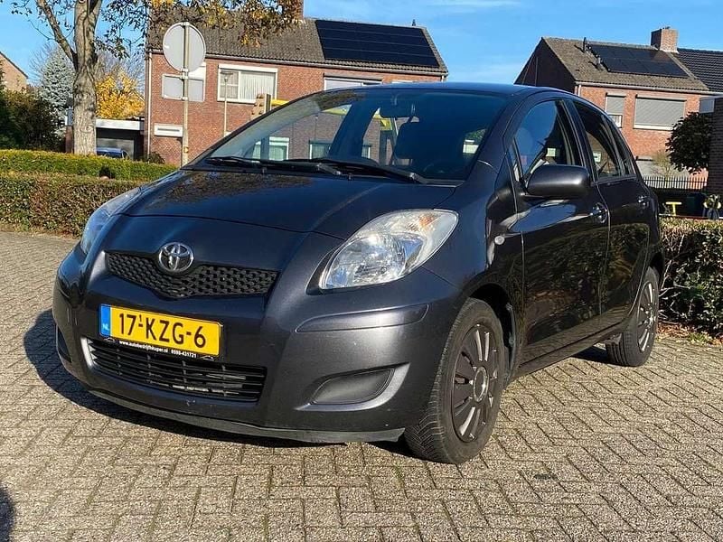 Grijs Gebruikt 2010 Toyota Yaris Hatchback | € 3.250 (Goede deal) - Afbeelding 1/4