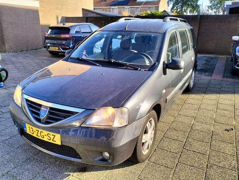 Grijs Gebruikt 2008 Dacia Logan Lauréate MPV | € 1.495 (Eerlijke prijs) - Afbeelding 1/4