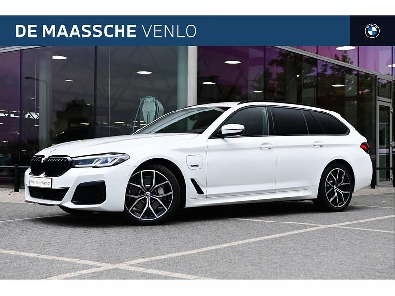 Alpinweiss (licht wit) Gebruikt 2022 BMW 530e Comfort Edition Stationwagen | € 44.950 (Eerlijke prijs) - Afbeelding 1/4