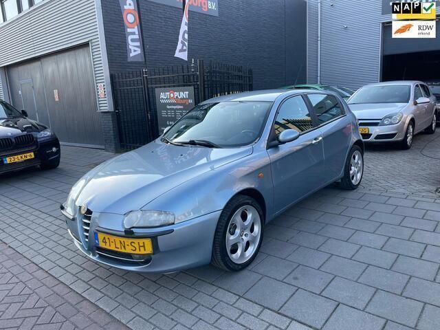 Blauw, metallic lak Gebruikt 2003 Alfa Romeo 147 Hatchback | € 2.499 (Eerlijke prijs) - Afbeelding 1/4