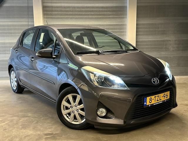 Occasion Toyota Yaris Hybrid 101 PK (74 kW) 2014 Grijs Hatchback