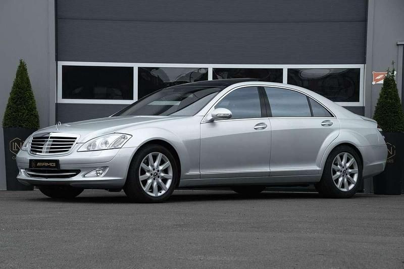 Grijs, metallic lak Gebruikt 2007 Mercedes S500 Sedan | € 16.950 (Goede deal) - Afbeelding 1/4
