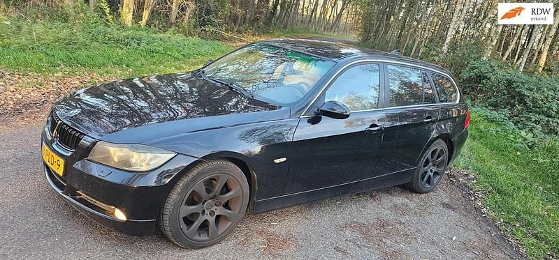 Zwart Gebruikt 2005 BMW 325 Executive Stationwagen | € 5.950 (Iets duurder) - Afbeelding 1/4