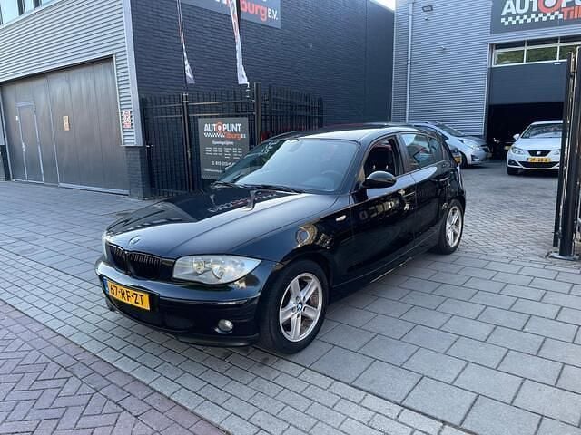 Zwart Gebruikt 2005 BMW 118 Executive Hatchback | € 2.499 (Eerlijke prijs) - Afbeelding 1/4