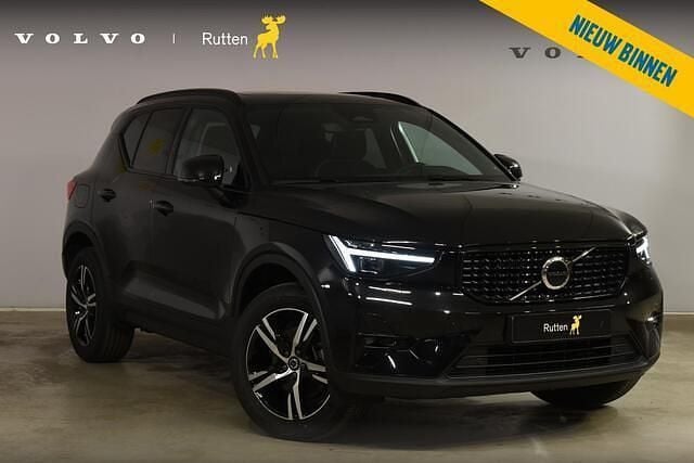 Zwart Gebruikt 2024 Volvo XC40 Plus SUV | € 43.840 (Eerlijke prijs) - Afbeelding 1/4