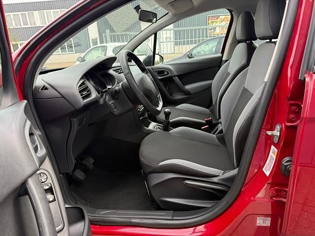 Rood, metallic lak Gebruikt 2014 Citroën C3 Attraction Hatchback | € 3.900 (Eerlijke prijs) - Afbeelding 1/3