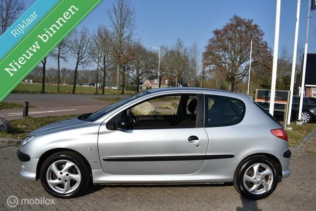 Grijs Gebruikt 2002 Peugeot 206 Premium Hatchback | € 999 (Eerlijke prijs) - Afbeelding 1/4